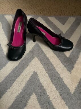 Steve Madden Black Pumps with Pink Interior